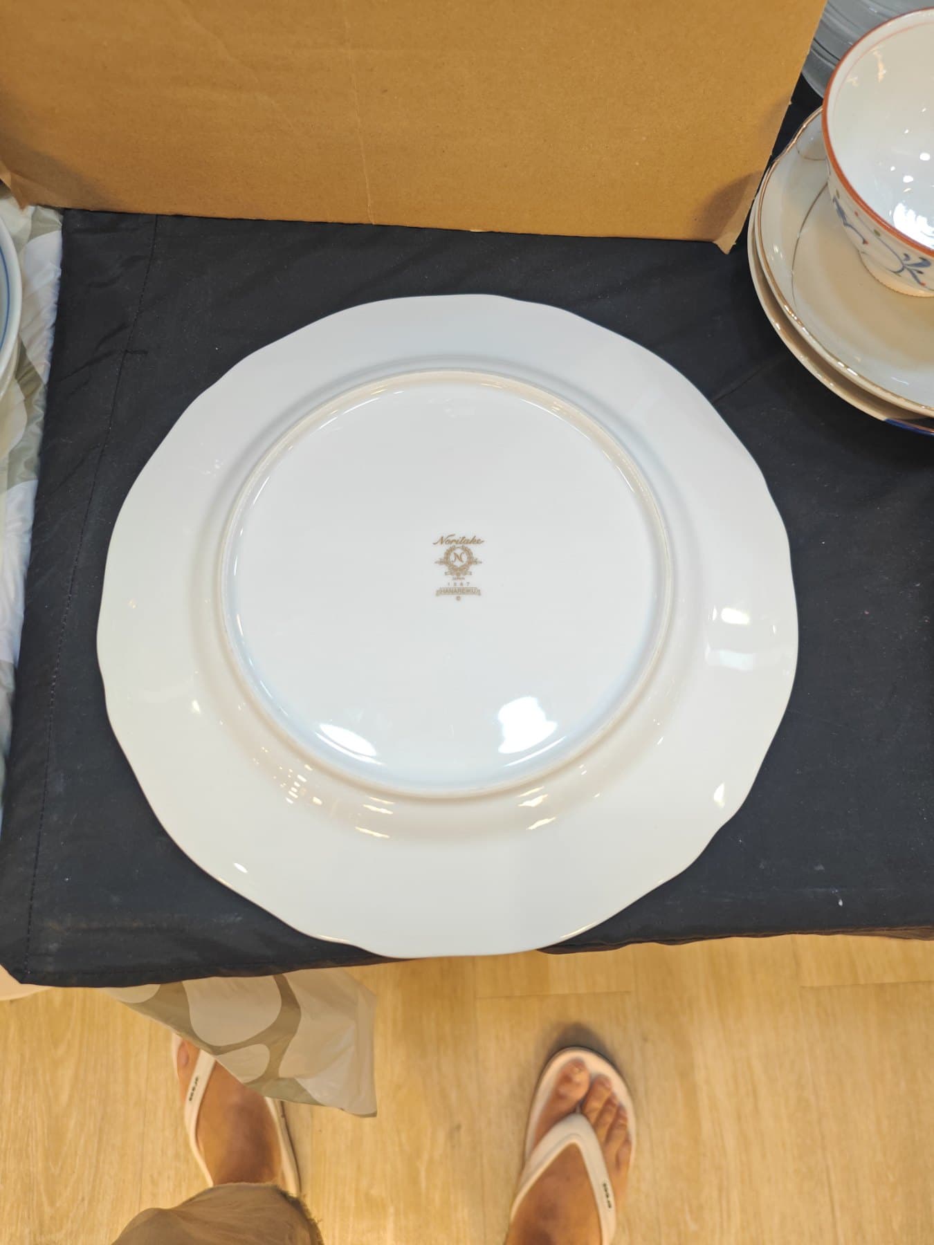 จานอาหาร Noritake ตรา M in Wreath ขอบหยัก ลายเทอร์ควอยซ์และพาสเทล ระบุว่า Hand Painted ประเทศญี่ปุ่น ราว ค.ศ. 1921–1941